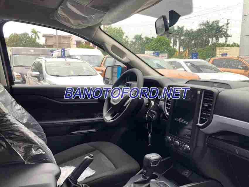 Ford Ranger XLS 2.0L 4x2 AT Bạc sx 2024