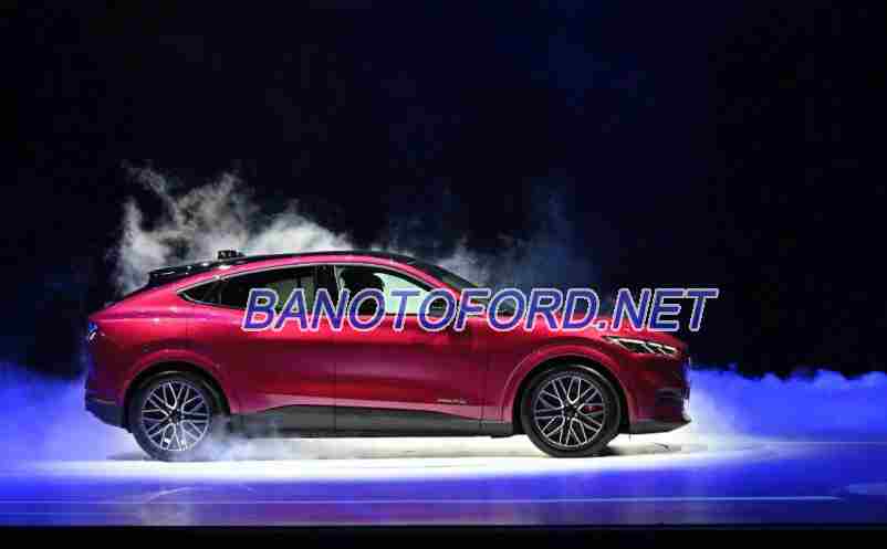 Ford Mustang Mach-E Premium AWD sx 2025, cam kết giá tốt